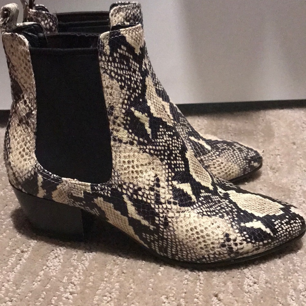 Sam Edelman snake skin booties size 6.5